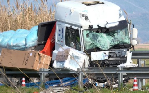 Incidente tra camion, traffico in tilt sul tratto Viareggio-Pisa Nord della A12
