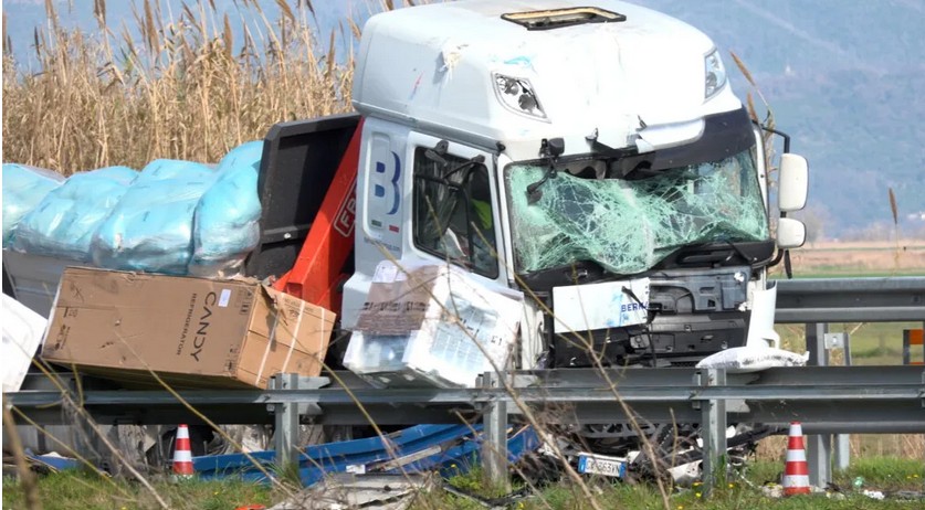 Incidente tra camion, traffico in tilt sul tratto Viareggio-Pisa Nord della A12