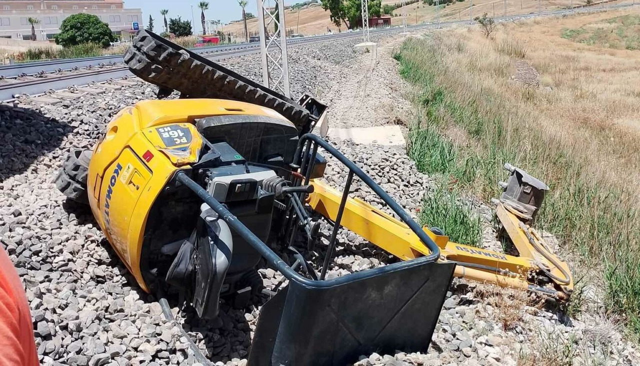 Incidenti sul lavoro: schiacciato da un escavatore, muore operaio. Cinquantenne perde la vita precipitando dal tetto