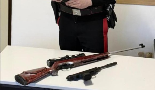 Infastidito dai rumori del vicino che sta traslocando lo minaccia con una pistola