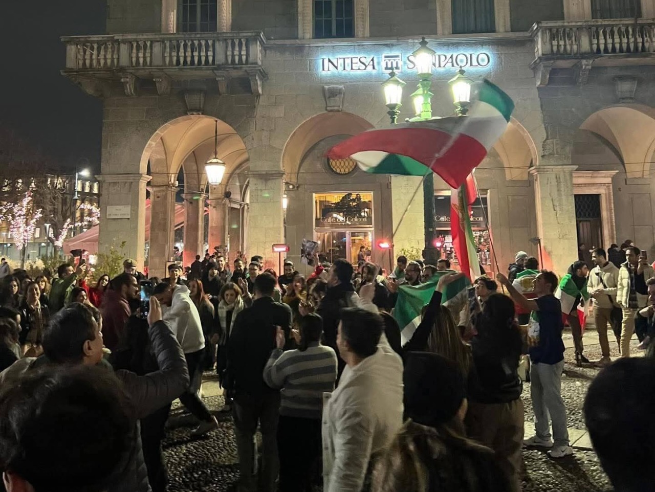 Iraniani e bergamaschi scendono in piazza Pontida per festeggiare «la fine della dittatura»