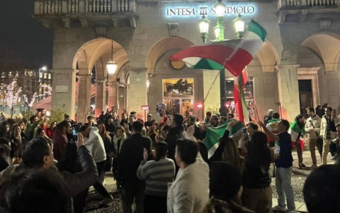 Iraniani e bergamaschi scendono in piazza Pontida per festeggiare «la fine della dittatura»
