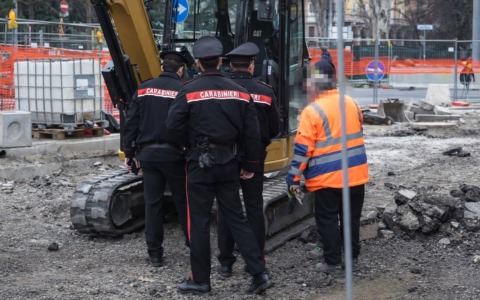 Ispezione dei Carabinieri nel cantiere Tram di Piazza dell’Unità, scoperte irregolarità