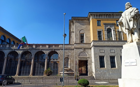 La zia  riceve un chilo di hashish (ordinata dal nipote) a sua insaputa e finisce  in carcere