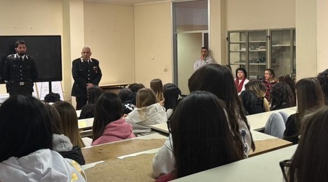 Legalità e bullismo, incontro a scuola con i Carabinieri