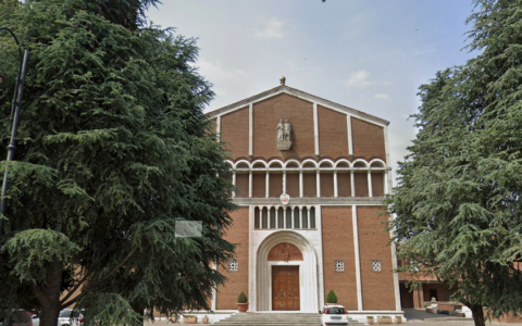 Lusia, bomba carta vicino alla chiesa: vetrate in frantumi nella cappella laterale