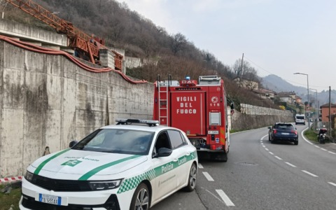 Malore alla guida, auto contro un muro e poi contromano: 27enne soccorso a Calolziocorte