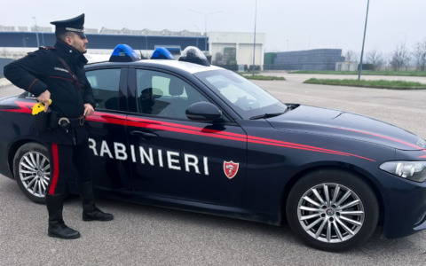Maltratta moglie e figlia poi aggredisce i Carabinieri, bloccato con taser