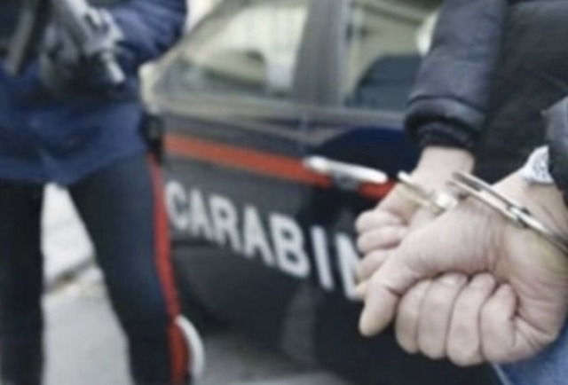 Manerbio: minaccia la madre con falce e sega da cantiere, arrestato un 48enne