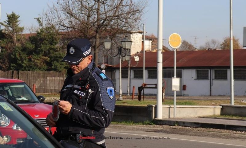 Mascherato con parrucca da clown  sottrae merce da tre negozi ma viene fermato dagli agenti