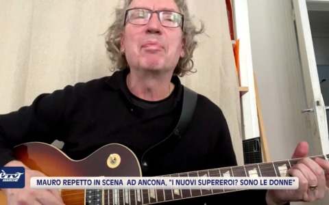 Mauro Repetto in scena ad Ancona, “i nuovi supereoi? Sono le donne” – VIDEO