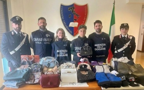 Maxi controlli a Novara: merce “sospetta” e lavoro irregolare in un negozio