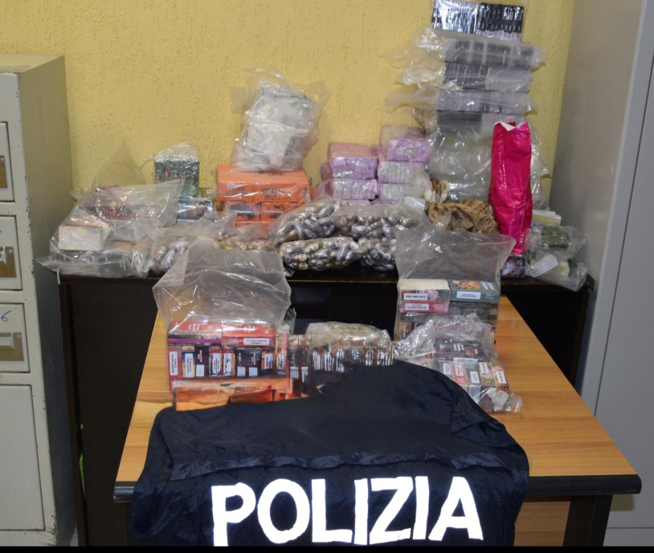 Maxi sequestro di droga, 60 chili tra cocaina e hashish. Due arresti