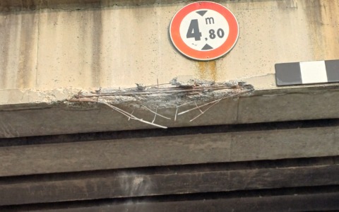 Mezzo pesante colpisce il ponte sulla Sp13: pezzi di cemento in carreggiata