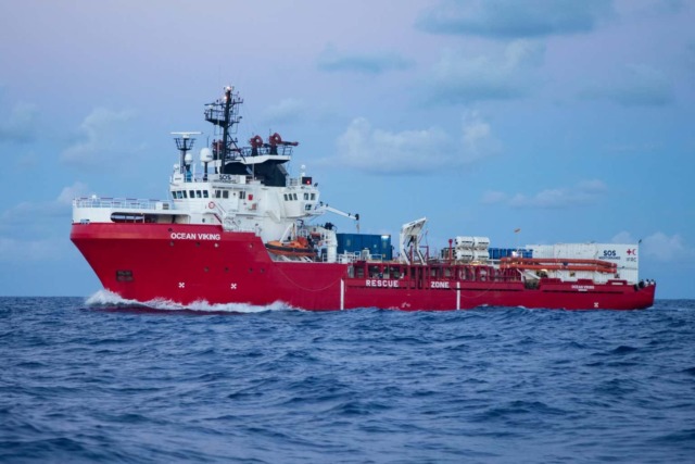 Migranti, Ocean Viking arrivata al porto di Marina di Carrara