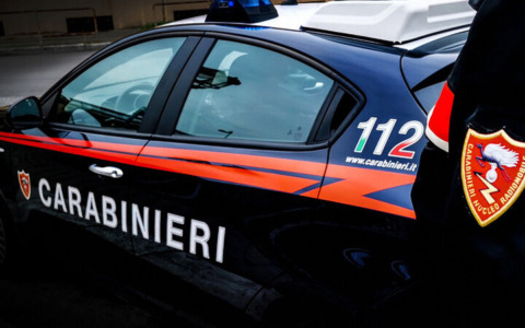 Minaccia la compagna col coltello e sferra un fendente contro un Carabiniere