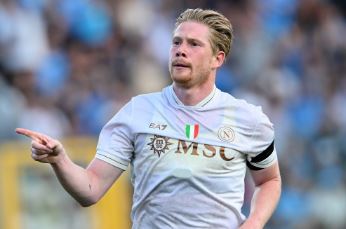 Napoli, De Bruyne torna in gruppo: Conte sorride