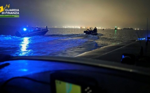 Natante con 400 kg di vongole veraci si dà alla fuga e sperona la motovedetta della Guardia di Finanza