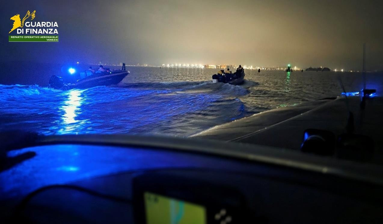 Natante con 400 kg di vongole veraci si dà alla fuga e sperona la motovedetta della Guardia di Finanza