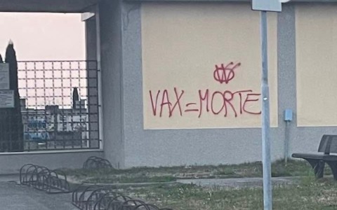 No vax di nuovo in azione: scritte sui muri del cimitero