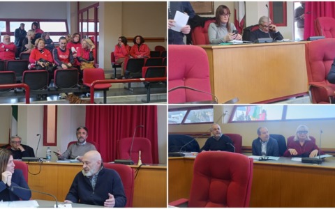 Non passa mozione contro il bando per le spiagge. Decine di balneari tra il pubblico: “Vergogna!”