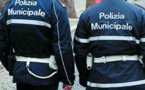 Novara, colluttazione in un bar di corso Garibaldi: ingerisce droga e viene arrestato