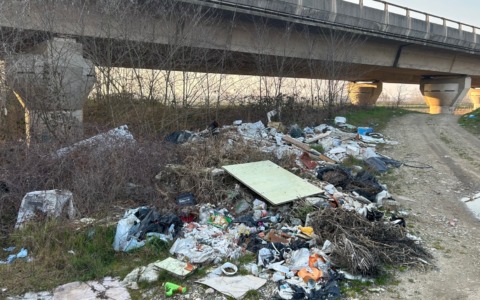 Occhio non vede, cuore non duole: le istituzioni si sono rassegnate sulle discariche tra Vercelli e Prarolo?