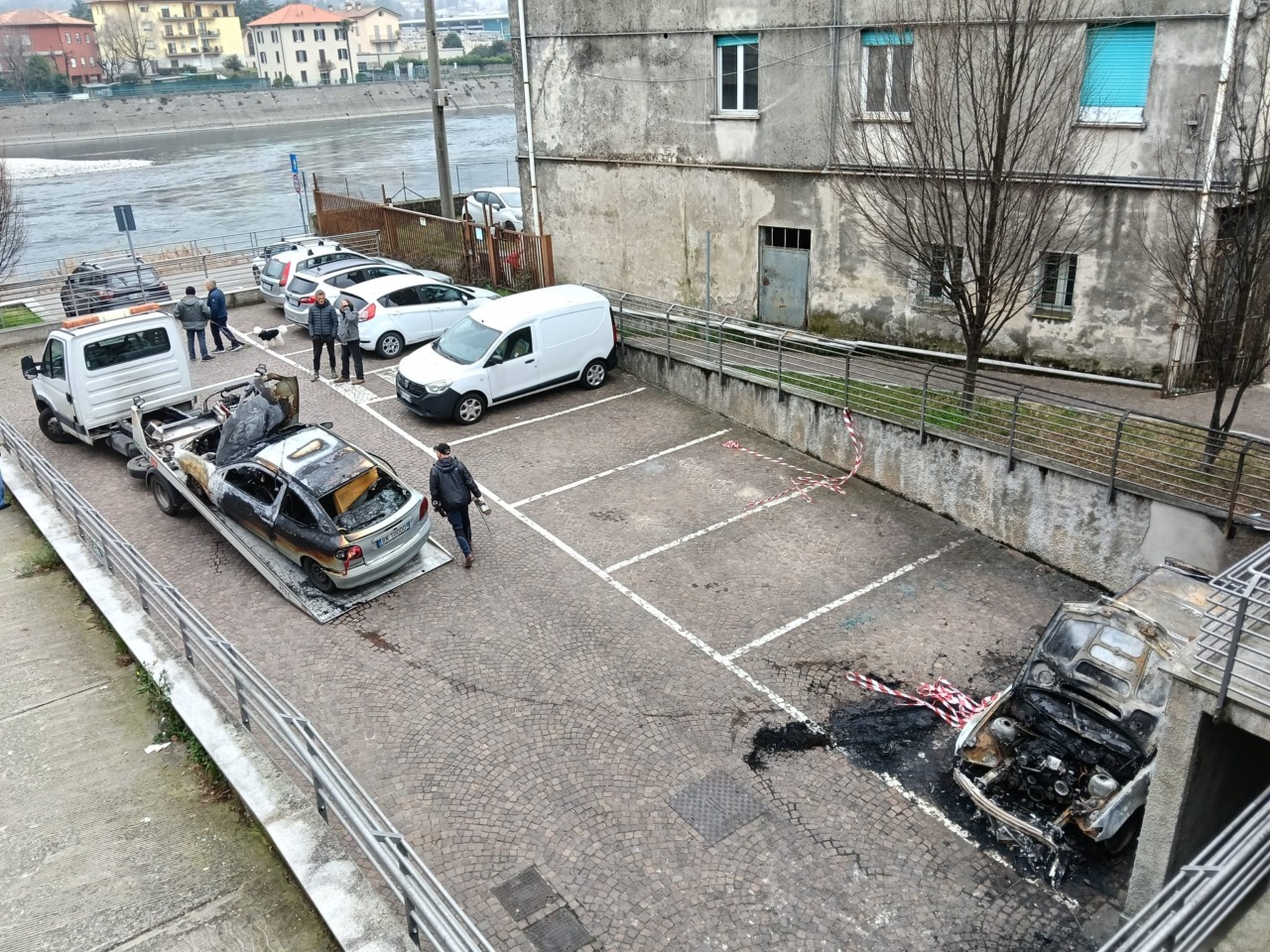 Olginate, incendio nel parcheggio: rimossa una delle auto distrutte