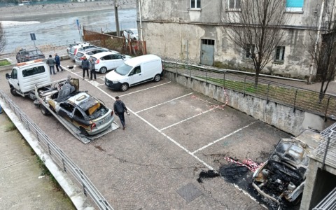 Olginate, incendio nel parcheggio: rimossa una delle auto distrutte