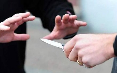 Ospitaletto, armati di coltello minacciano e rapinano un coetaneo in oratorio: denunciati 4 minorenni