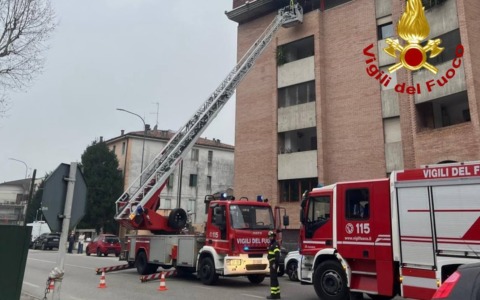 Paura in via Arnaldo Fusinato a Vicenza: incendio su un balcone al quinto piano