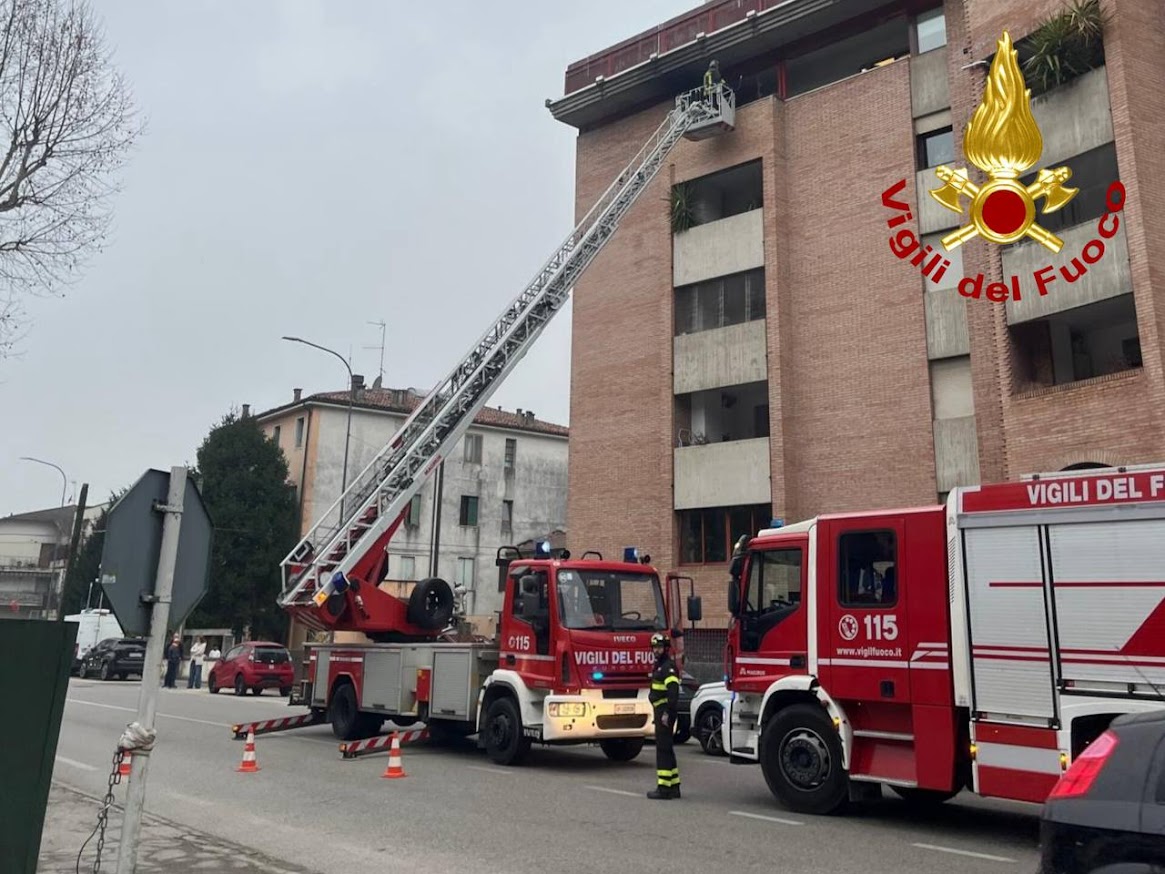 Paura in via Arnaldo Fusinato a Vicenza: incendio su un balcone al quinto piano
