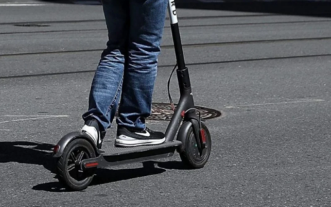 Perché non è ancora scattato l’obbligo di targa e assicurazione sui monopattini (e quando lo diventerà)