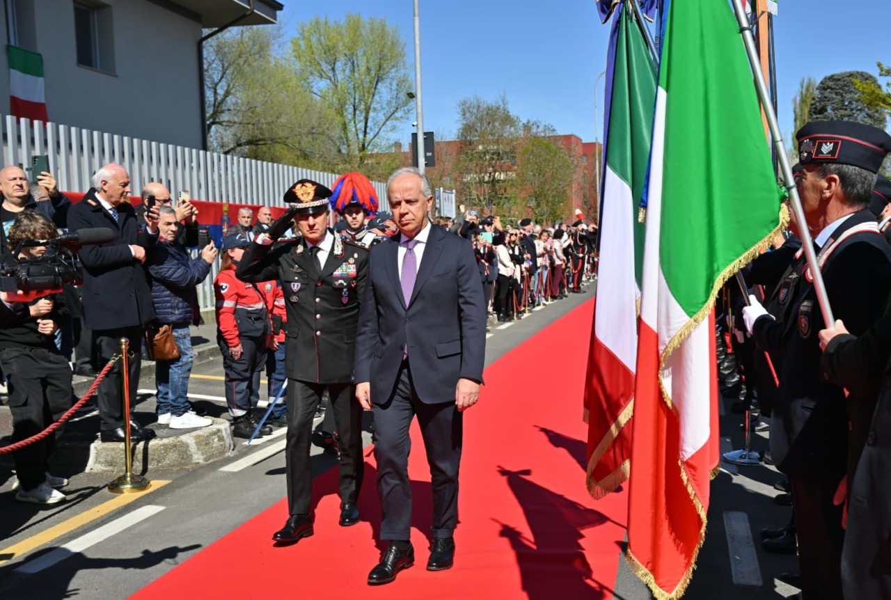 Piantedosi all’inaugurazione della nuova Caserma dei Carabinieri di Lodi Vecchio: il messaggio del Ministro Crosetto