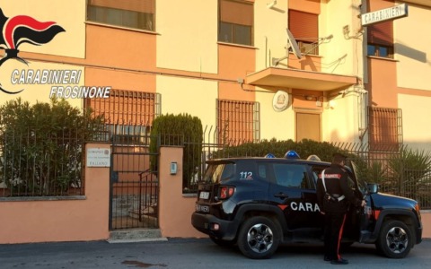 Picchia e minaccia la  moglie con un coltello, arrestato dai Carabinieri