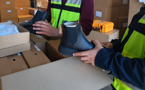 Porto di Livorno, sequestrate 3.500 scarpe in pelle: etichette false su origine e qualità