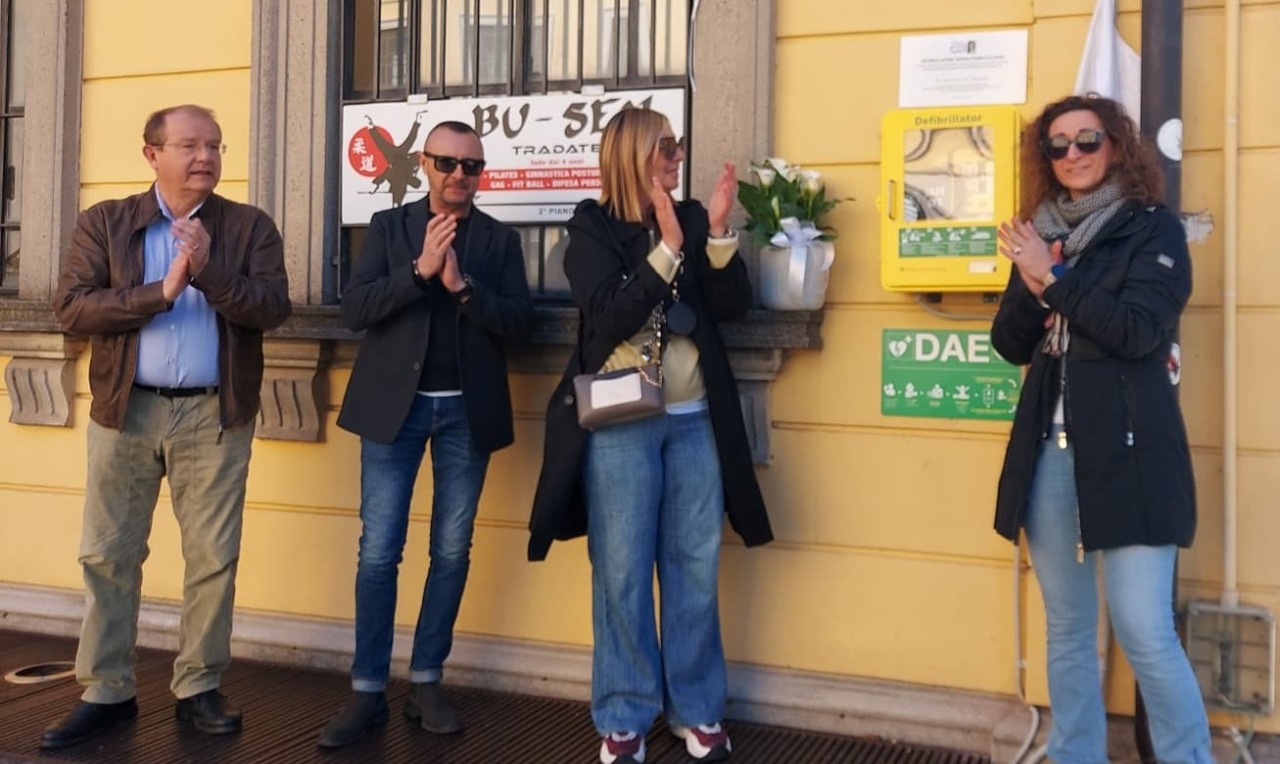 Posizionato il DAE di Vivere a Colori: “Il cuore di Eleonora batte in questo defibrillatore”