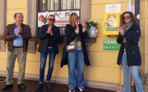 Posizionato il DAE di Vivere a Colori: “Il cuore di Eleonora batte in questo defibrillatore”