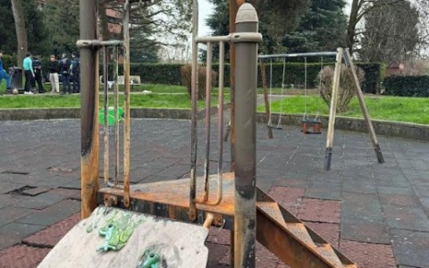 Presi due minorenni che danneggiavano i giochi nei parchi