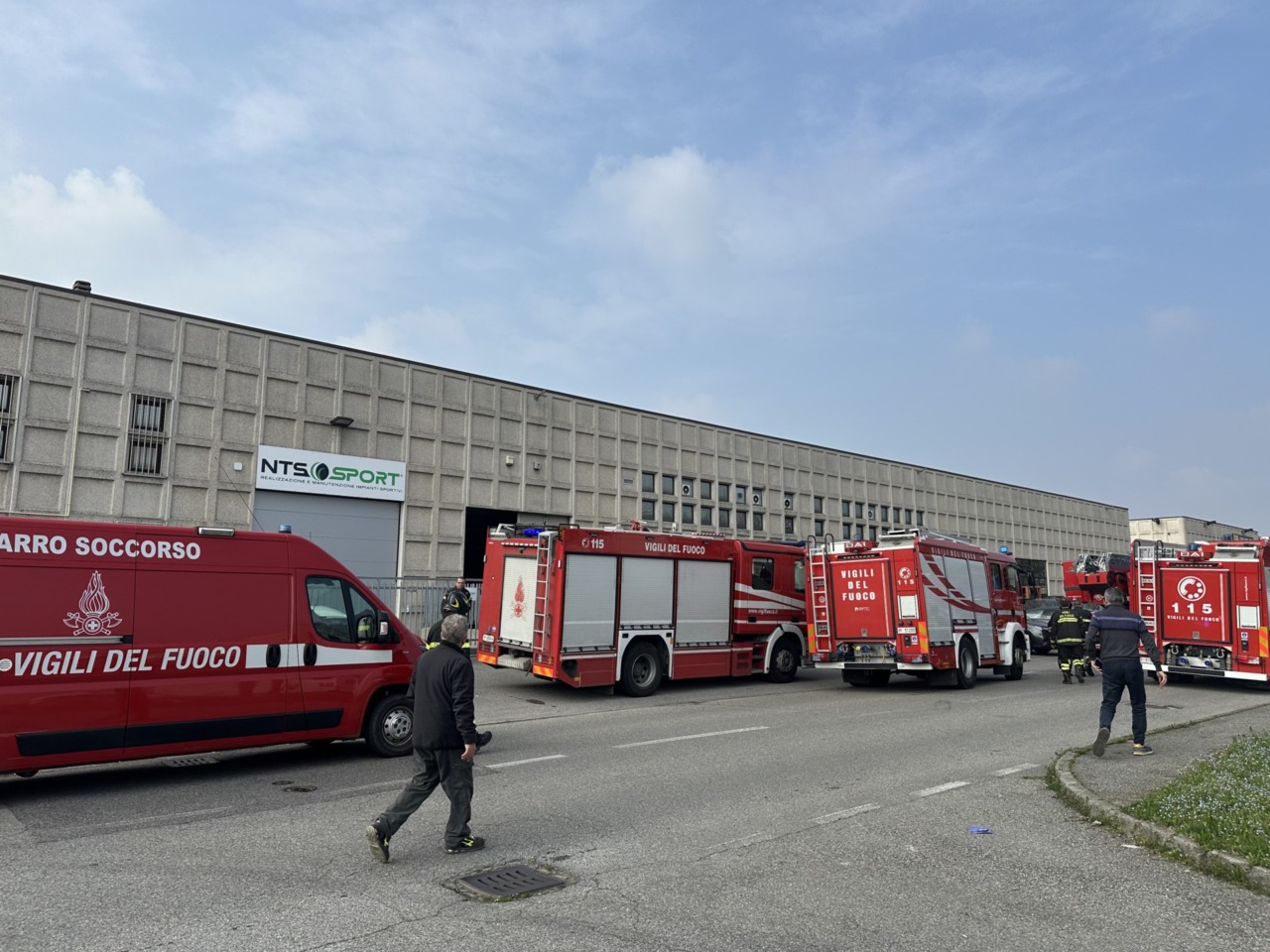 Principio d’incendio in azienda, sul posto i Vigili del Fuoco