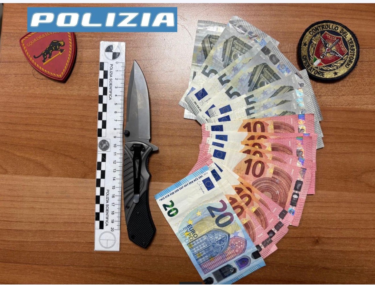 Punta il coltello contro il tassista e lo minaccia di morte