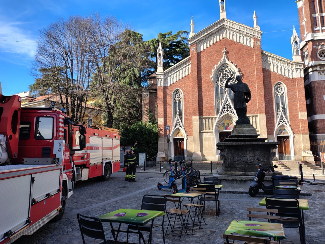 Raffiche di vento: cadono calcinacci dal campanile