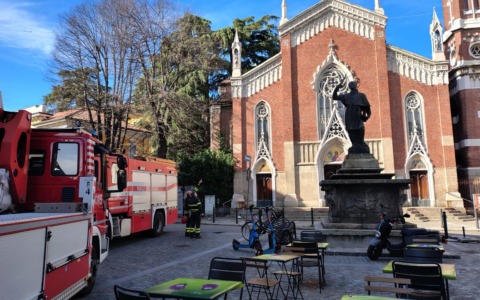 Raffiche di vento: cadono calcinacci dal campanile