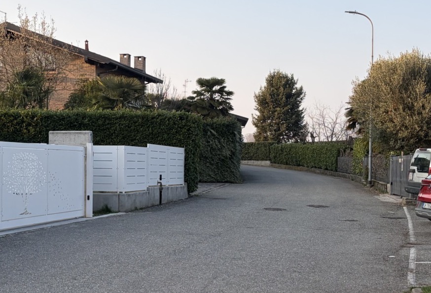 Rapina in villa, famiglia minacciata con un coltello e sequestrata