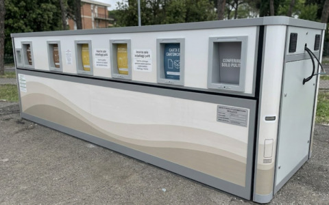 Residenti protestano contro le isole ecologiche smart: distanti e malfunzionanti