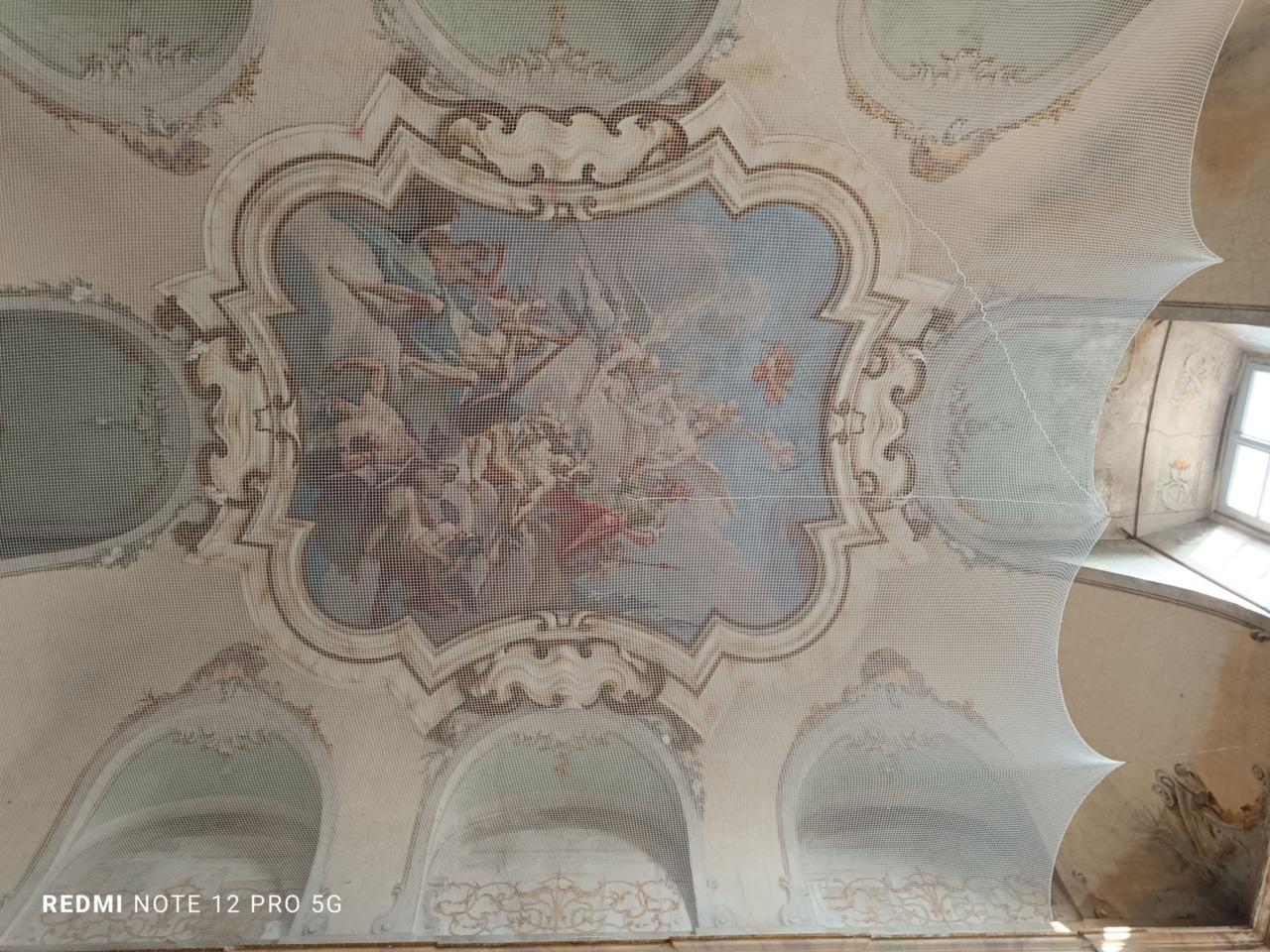 Restauri in corso in Villa Alari dove si riscoprono altri affreschi VIDEO