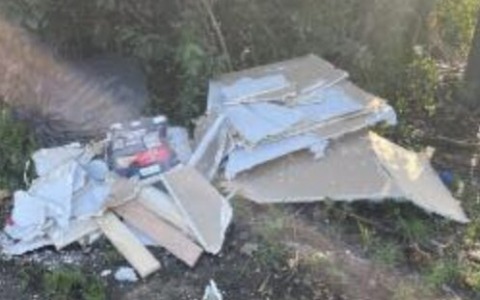 Rezzato: ferma l’auto a lato strada e abbandona i rifiuti, la segnalazione alla Locale