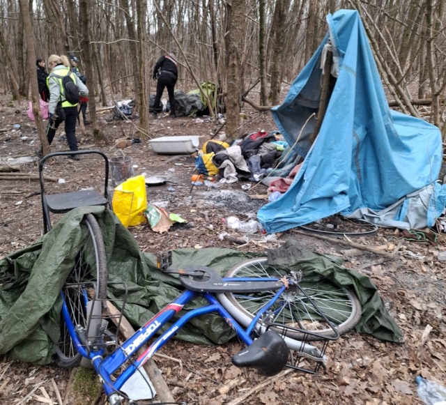 Ripulito il “Bosco della droga”: rimossi rifiuti e bivacchi degli spacciatori