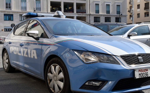 Ruba il cellulare ad un operaio: poi chiede il riscatto e scappa con 300 euro