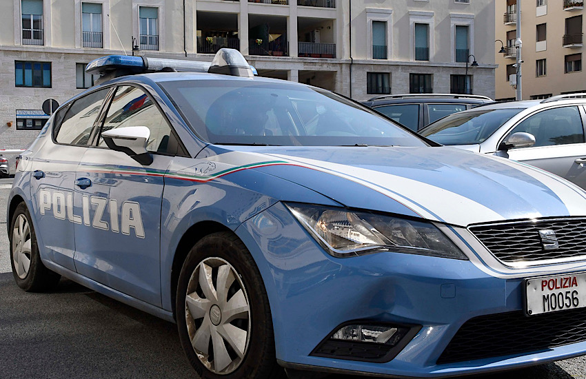 Ruba il cellulare ad un operaio: poi chiede il riscatto e scappa con 300 euro